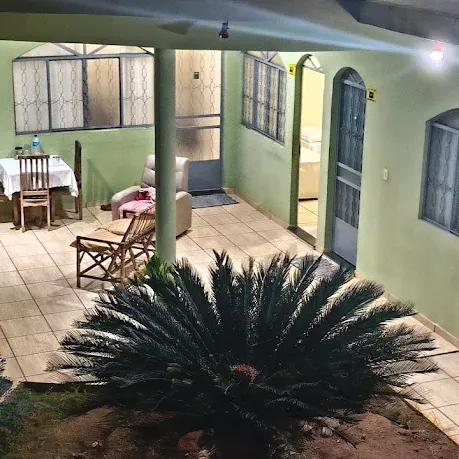 Jardim da pousada iluminado à noite