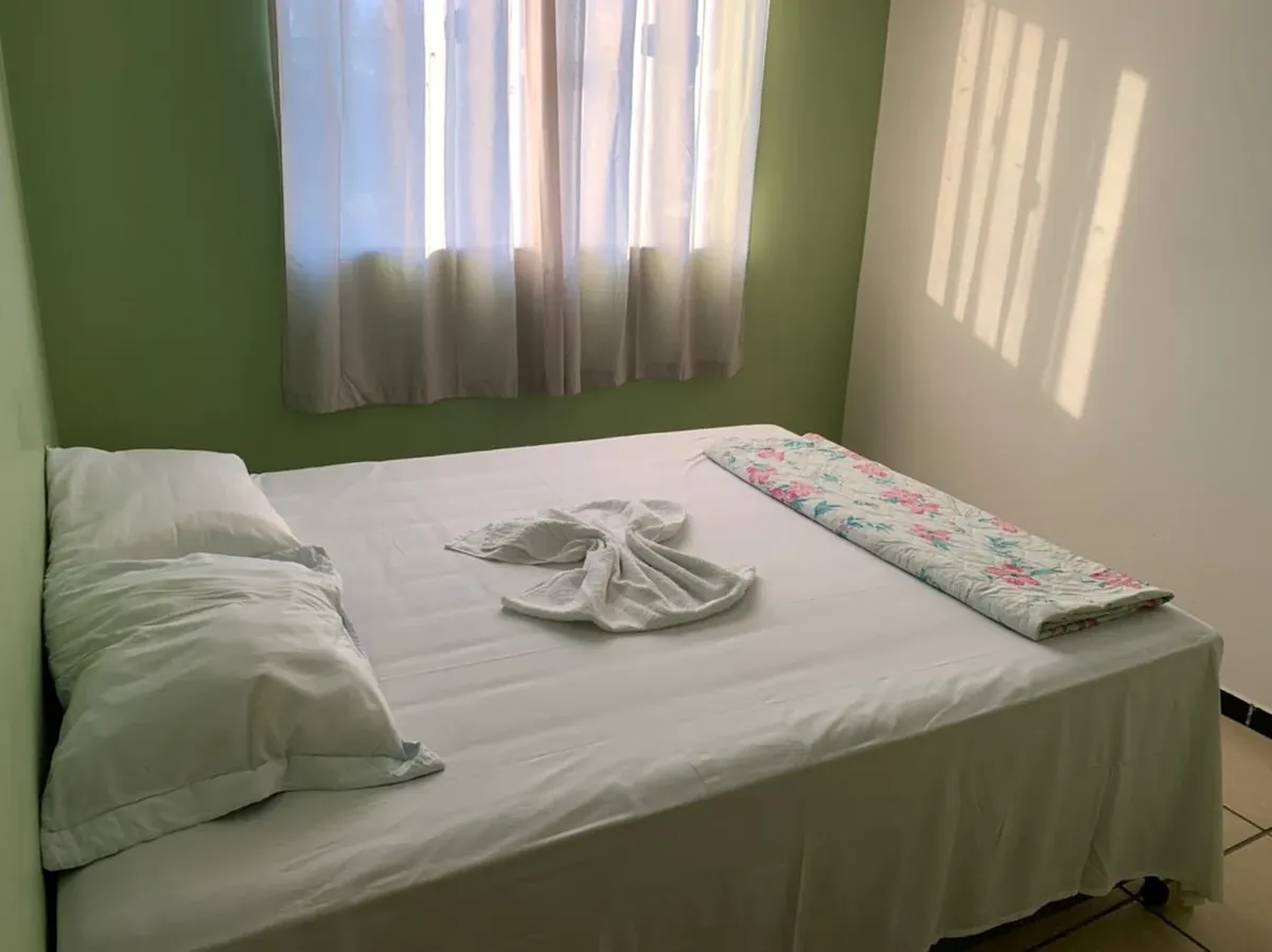 Quarto da pousada, com cama de casal arrumada